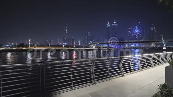 迪拜摩天大楼夜间全景迪拜希腊区的景色视频的预览图
