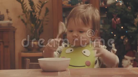 宝宝玩勺子吃粥视频的预览图