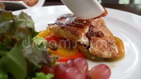 炸鸡酱和有机蔬菜精美的白色盘子装饰视频的预览图