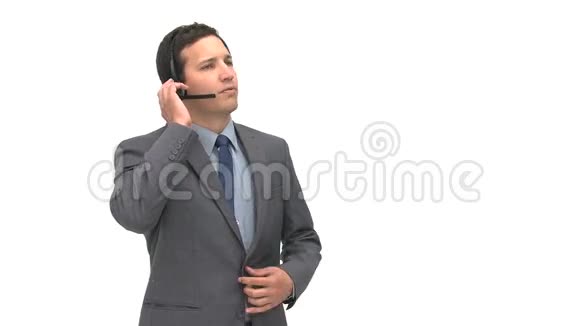 愤怒的男人用耳机说话视频的预览图