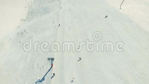滑雪者在巨大的跑道上滑雪视频的预览图