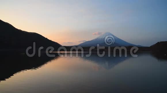富士山或山富士世界遗产早上在ShojiShojiko湖观赏视频的预览图