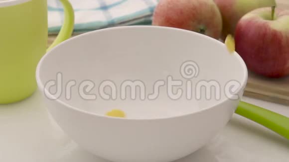 玉米片掉进白碗里视频的预览图