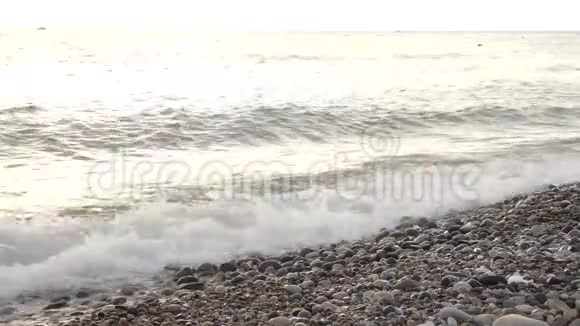 海景水波与泡沫冲浪卵石视频的预览图