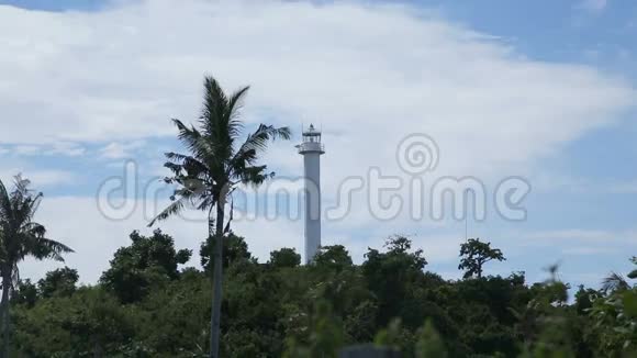 灯塔和热带棕榈马拉帕斯卡瓦岛视频的预览图