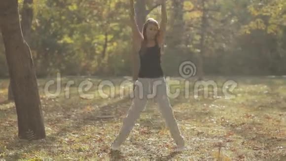 身材好的女孩跳起来在公园里锻炼身体视频的预览图