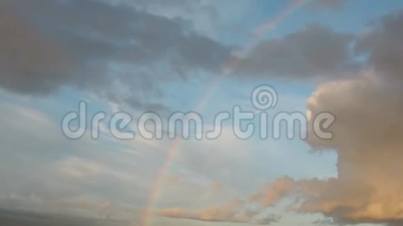 夜空中惊艳的彩虹云朵飞舞视频的预览图