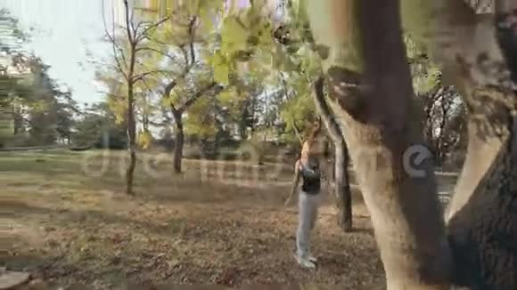 女孩在公园里做体育锻炼视频的预览图