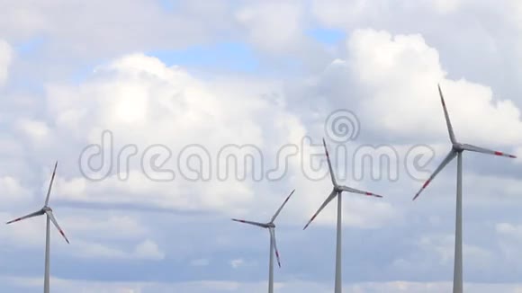 风力涡轮机对抗多云的蓝天视频的预览图
