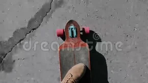 一个20秒4公里的年轻人踩滑板的细节视频的预览图