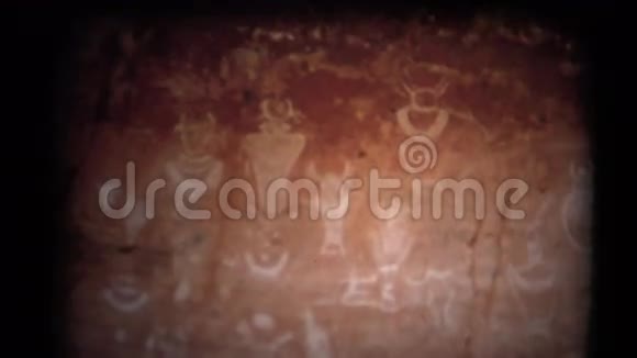 20世纪50年代的8毫米老式洞穴人图纸视频的预览图