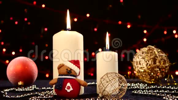 两支白色的大蜡烛上面有球和泰迪视频的预览图