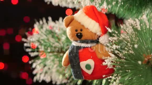装饰圣诞树上的玩具玩具玩具熊视频的预览图
