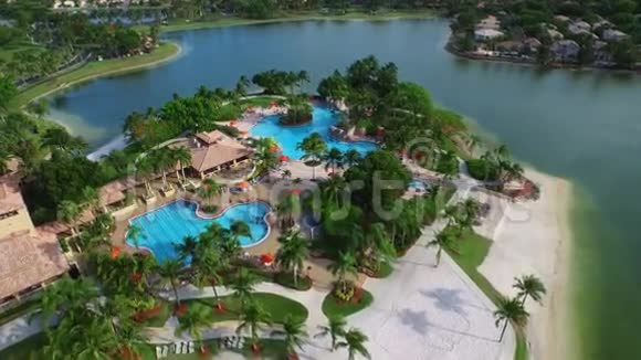 小区2号泻湖游泳池的空中录像视频的预览图