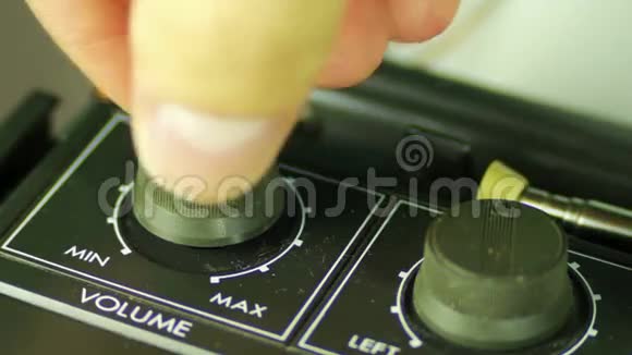 在磁带录音机上旋转音量控制视频的预览图