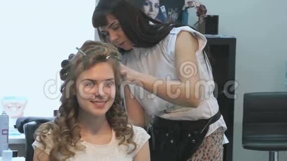 职业理发师给女孩做发型视频的预览图