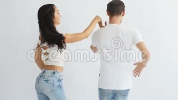 社交舞蹈概念年轻浪漫的情侣在白色背景下跳舞视频的预览图