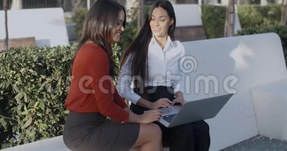 两个女商人举行非正式会议视频的预览图