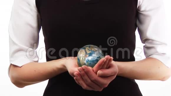 女商人手里拿着地球仪视频的预览图