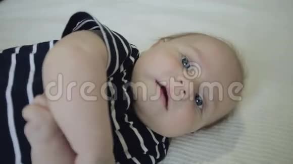 三个月的婴儿躺在地板上微笑视频的预览图