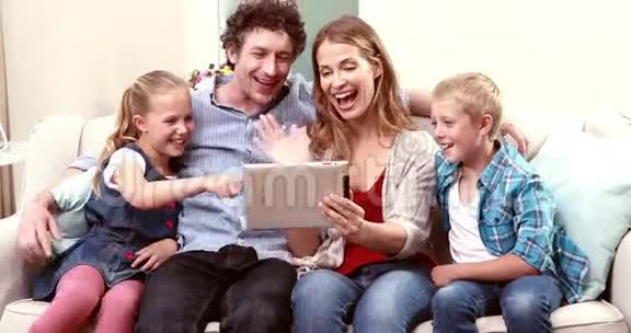 快乐家庭用平板电脑打视频电话视频的预览图