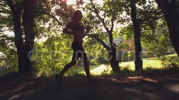 动感十足的女人跑步视频的预览图