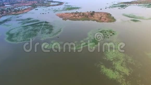 空中飞过大湖或池塘俯瞰阿巴登岛移动摄像机拍摄高质量镜头4K视频的预览图