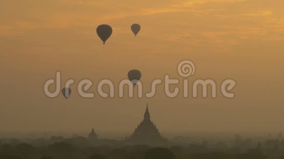缅甸巴甘平原日出时的热气球视频的预览图