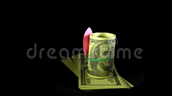 黑色背景下有心形图案的美元钞票视频的预览图