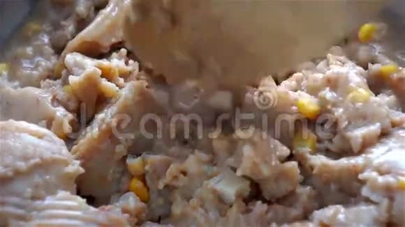 煎锅中的龙虾玉米卷视频的预览图
