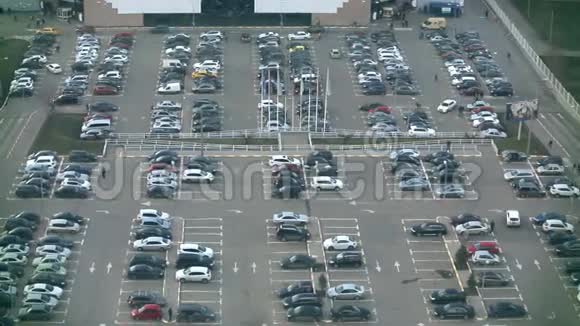 在购物中心附近的一个城市里停着许多汽车视频的预览图