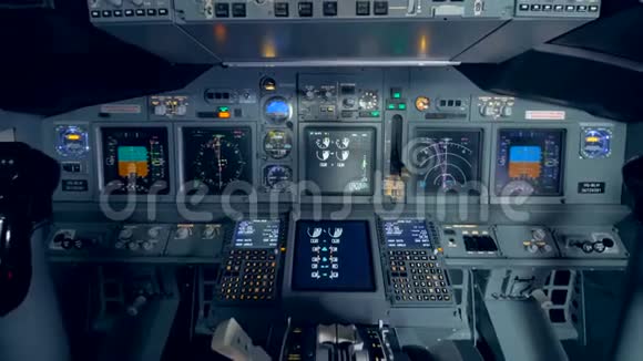 飞机仪表板的视图视频的预览图