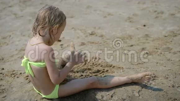 可爱的小女孩在白沙滩玩耍视频的预览图