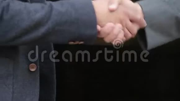 特写两人握手视频的预览图