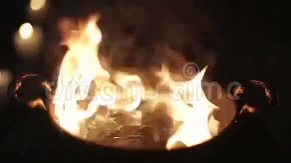 仪式碗里的火被废弃的建筑视频的预览图