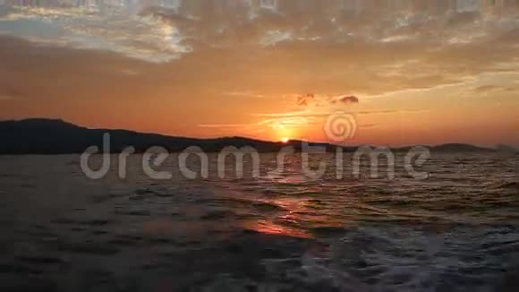 日出从海上的山上升起视频的预览图