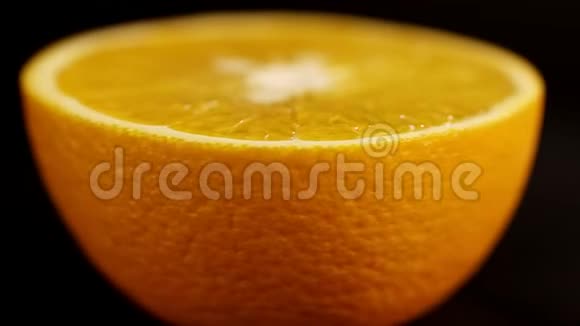 橙色的部分特写明亮的橘子色背景是黑色闭合黑底鲜柑桔视频的预览图