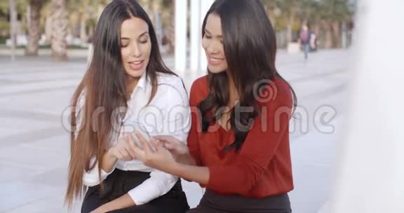 年轻女子与朋友分享短信视频的预览图
