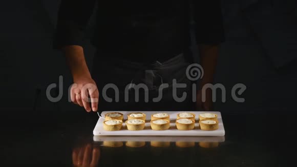 糖果用糖果注射器制作纸杯蛋糕视频的预览图