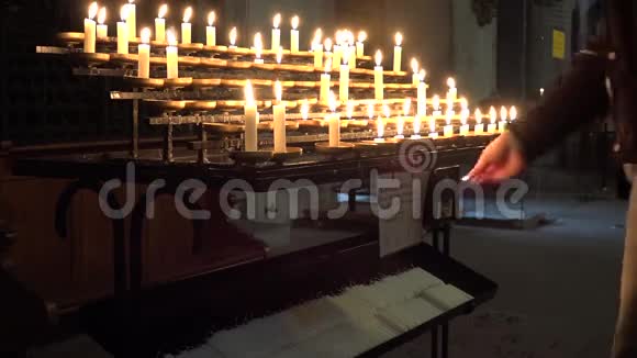 在教堂烧蜡烛视频的预览图
