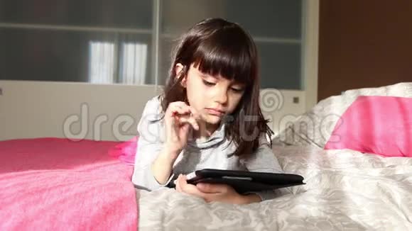 玩数码平板电脑的小女孩视频的预览图