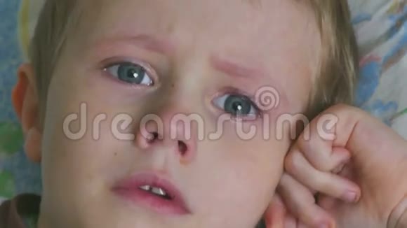 少年哭泣的悲伤泪水流淌视频的预览图