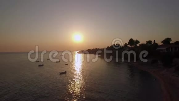 希腊日落时船在岸上和海上的空中景象视频的预览图