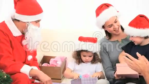 圣诞老人带着礼物看着孩子们视频的预览图