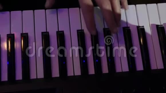 音乐家演奏键盘特写镜头视频的预览图