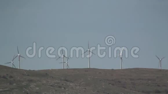 阿布鲁佐山上的风力涡轮机视频的预览图