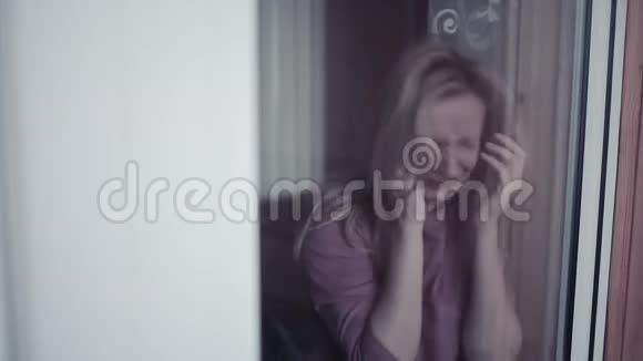 伤心的女孩靠近窗户帕切特女人斯切卡的眼泪视频的预览图