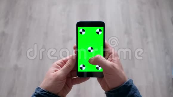 男性使用带有绿色屏幕的智能手机视频的预览图