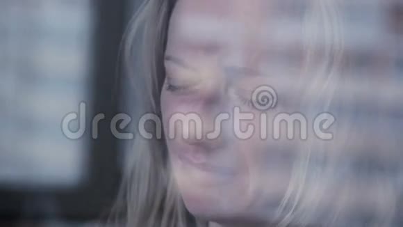 伤心的女孩靠近窗户帕切特女人斯切卡的眼泪视频的预览图