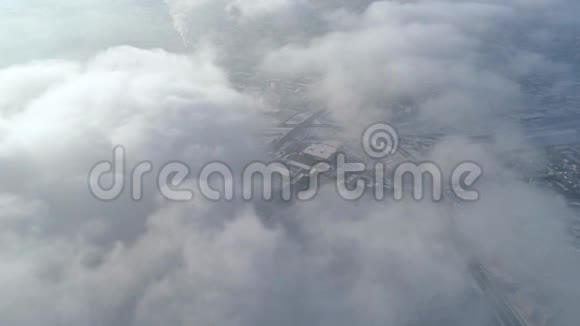 冬季无人驾驶飞机在明斯克市的云层之上拍摄阳光明媚的一天住宅建筑空中视频的预览图